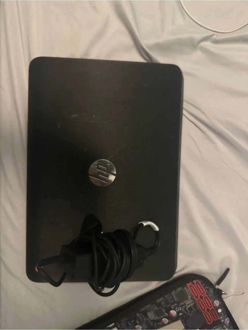 HP Laptop CHROMEBOOK, Chrome OS. (INCLUDES: CHARGER AND CASE)